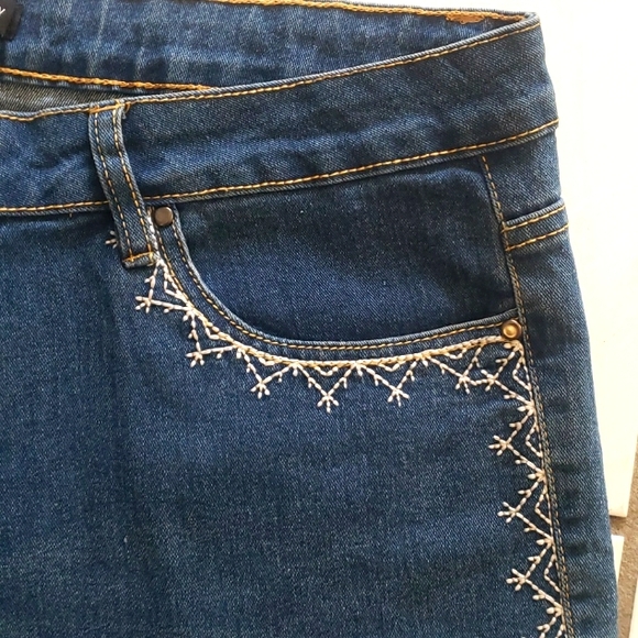 Brand new "Blue Identity" shorts with stitched pattern - Picture 3 of 9